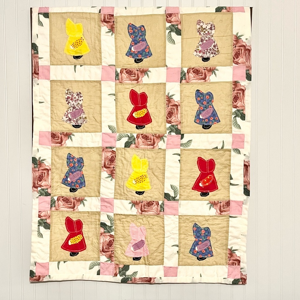 Beautiful Vintage Sunbonnet Sue Appliqued Floral Polka Dot Wall Hanging Quilt